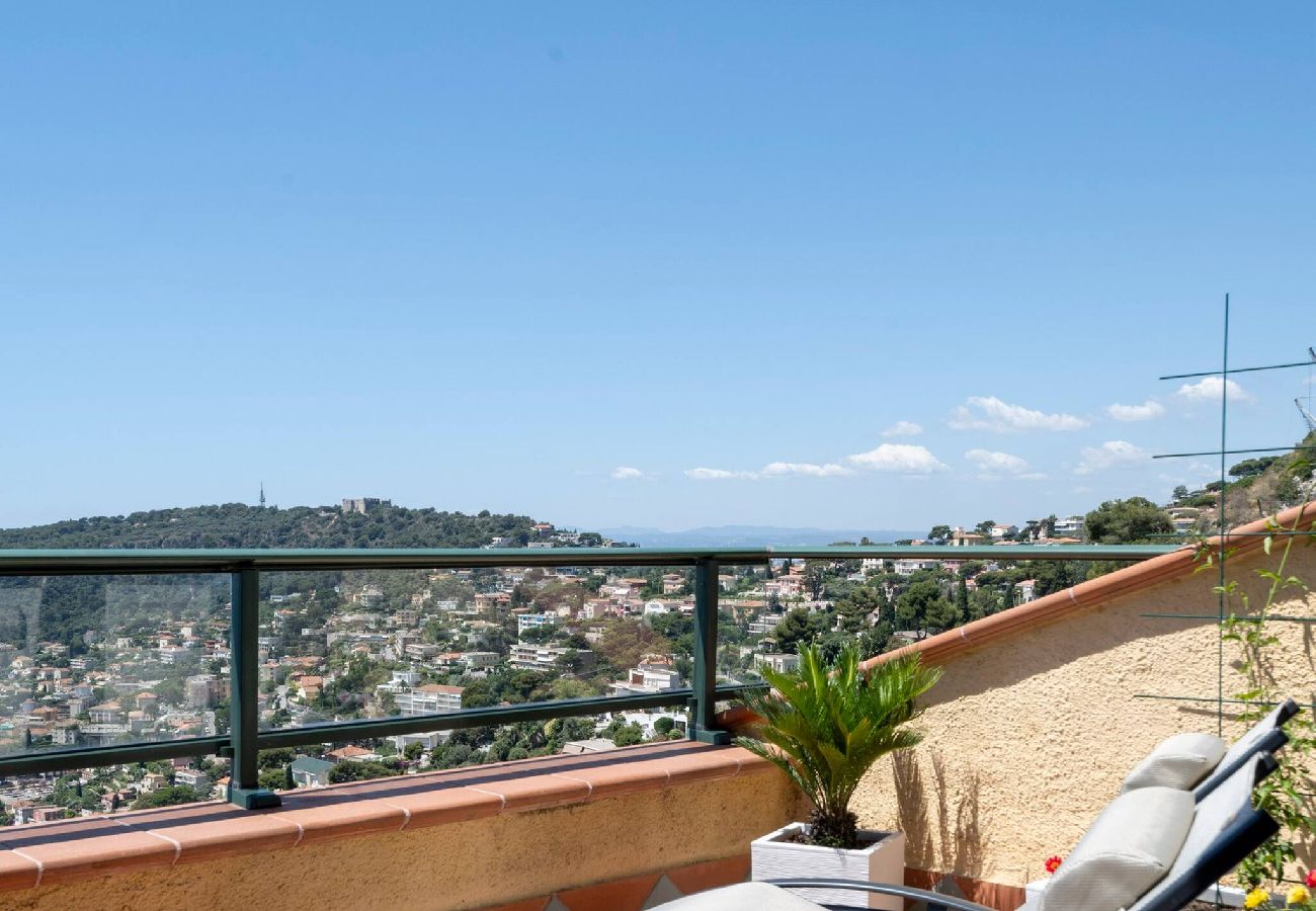 Terrasse aménagée avec transats 