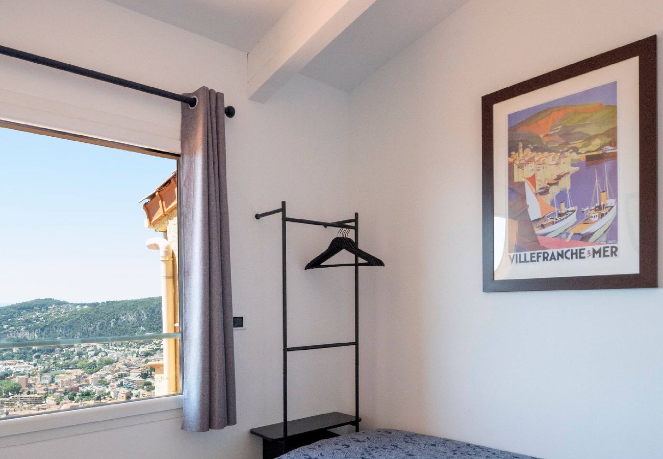 Lit simple situé dans la chambre, avec fenêtre, portant et peinture 