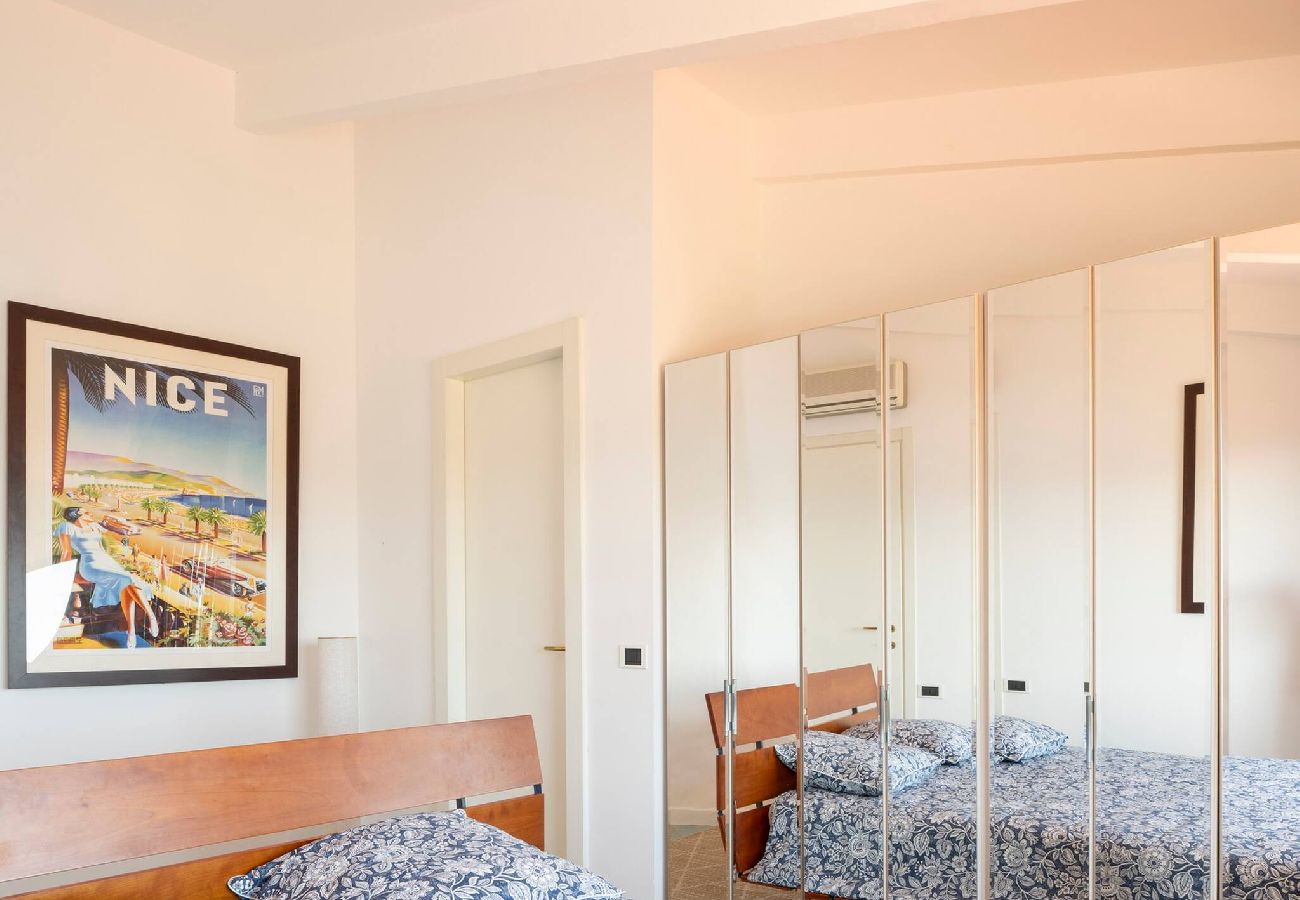 Chambre parentale avec lit double, armoire, miroir et cadre 