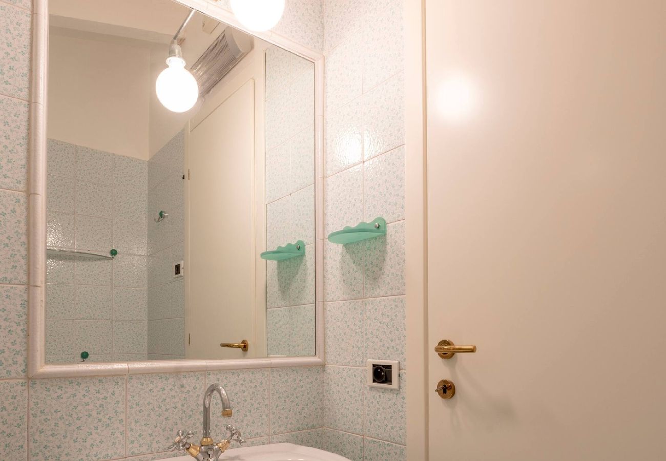 Deuxième salle de bain avec lavabo, miroir, lampe