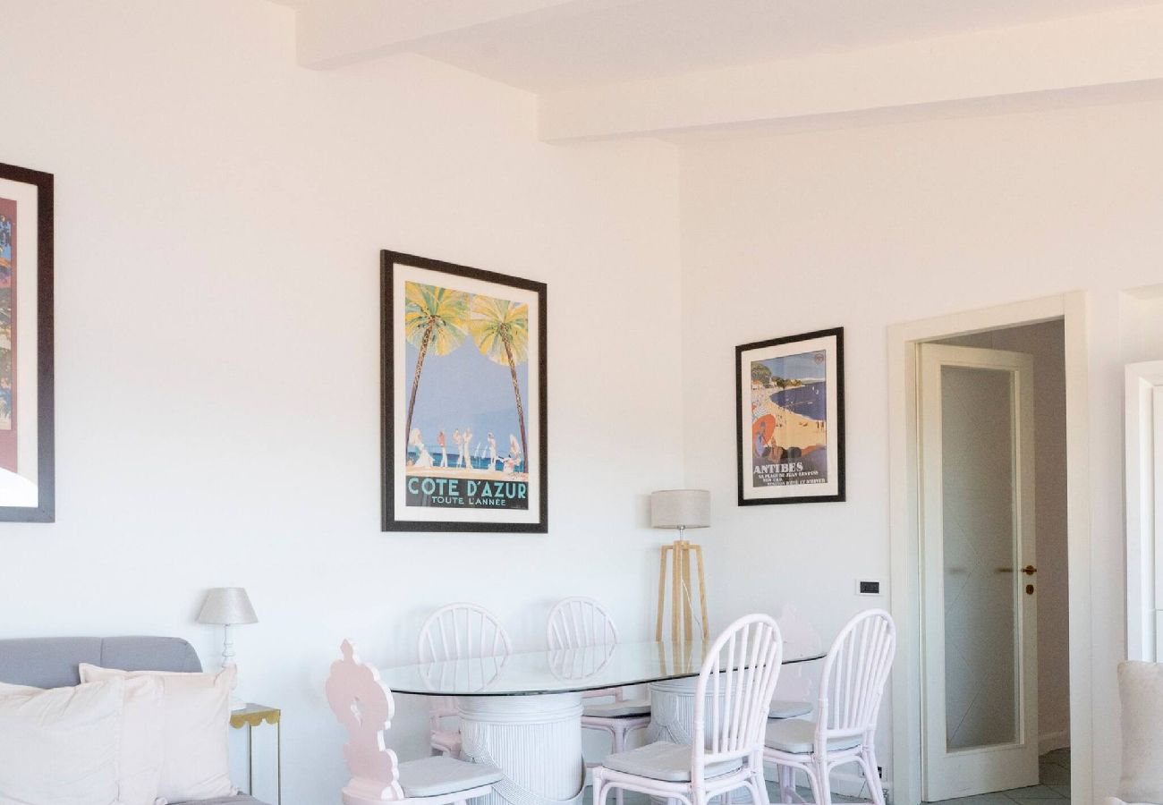Salle à manger avec table, chaise, canapé