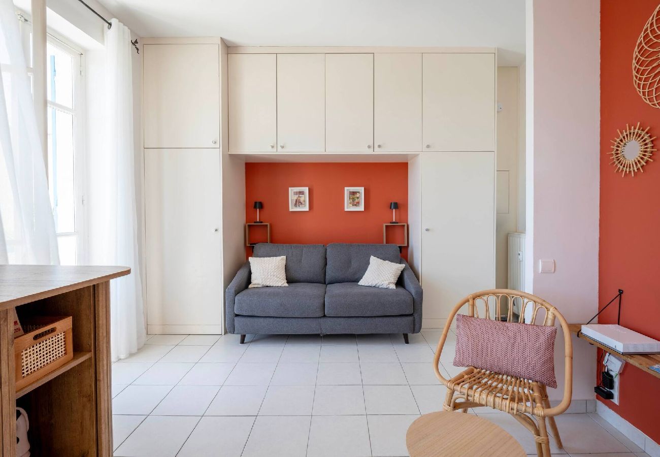 Pièce à vivre avec mobilier design et canapé lit 