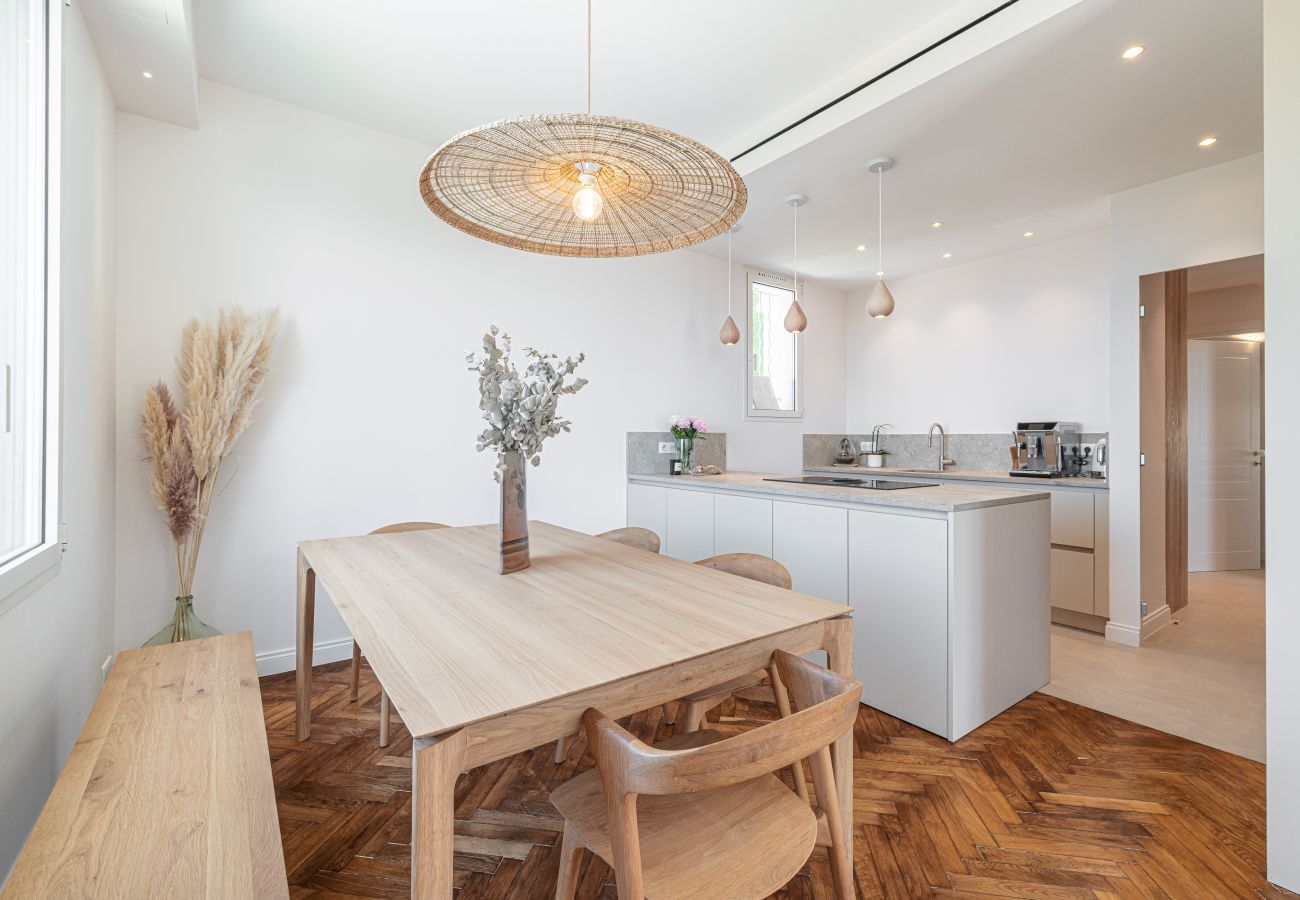 Salle à manger et cuisine équipée au coeur de la villa Antheo