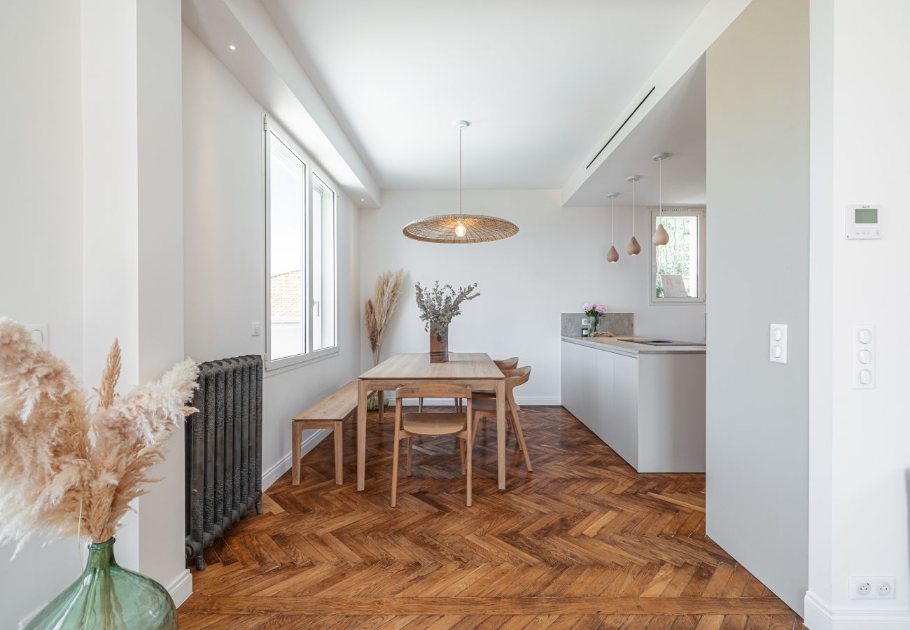 Salle à manger aménagée dans la villa Antheo