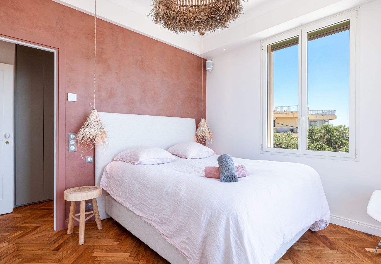 Large chambre avec lit queen size 