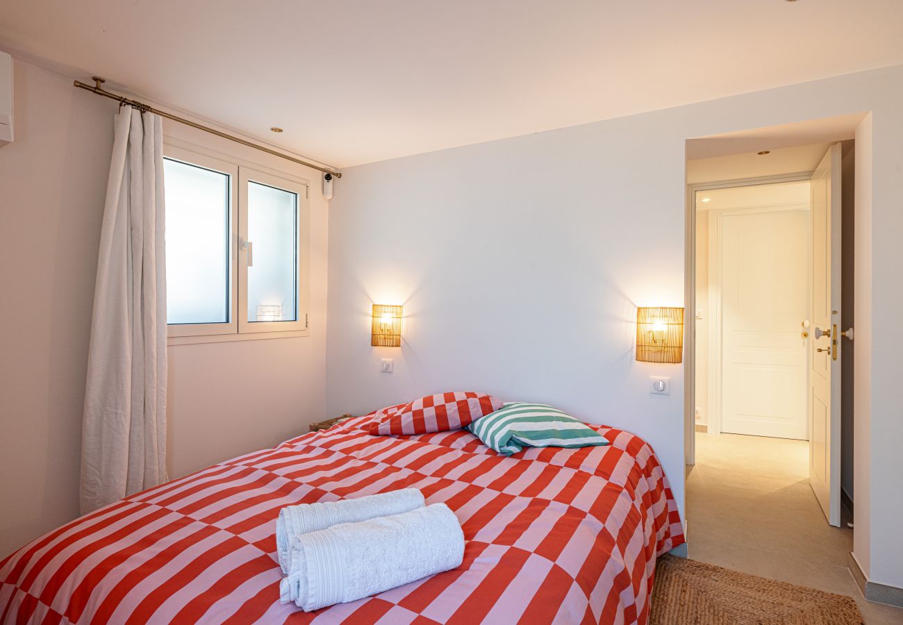 Chambre avec lit double dans la villa Antheo 