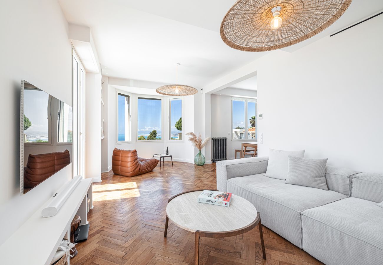 Grande pièce avec vivre avec canapé et mobilier design