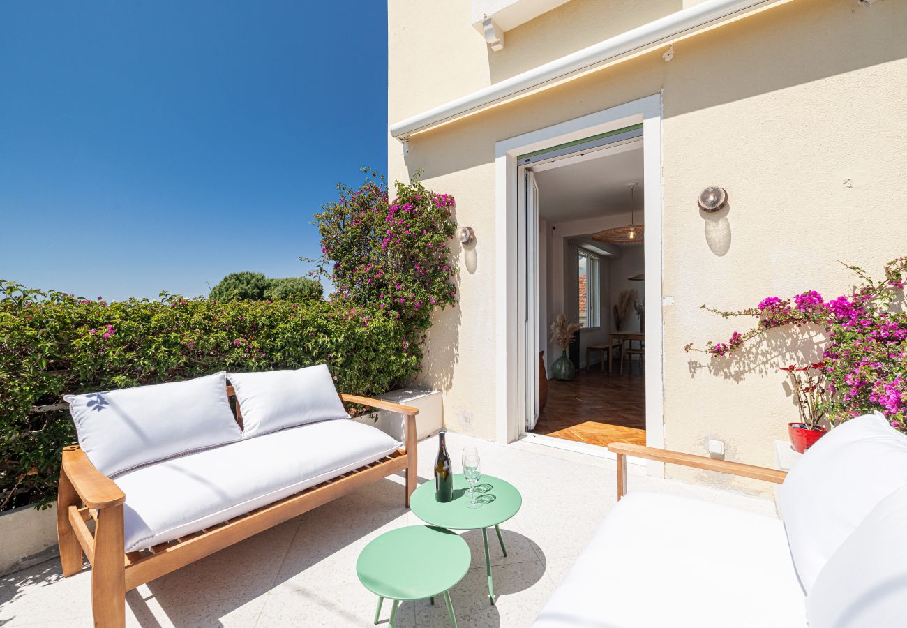 Terrasse avec vue mer au sien de la villa Antheo