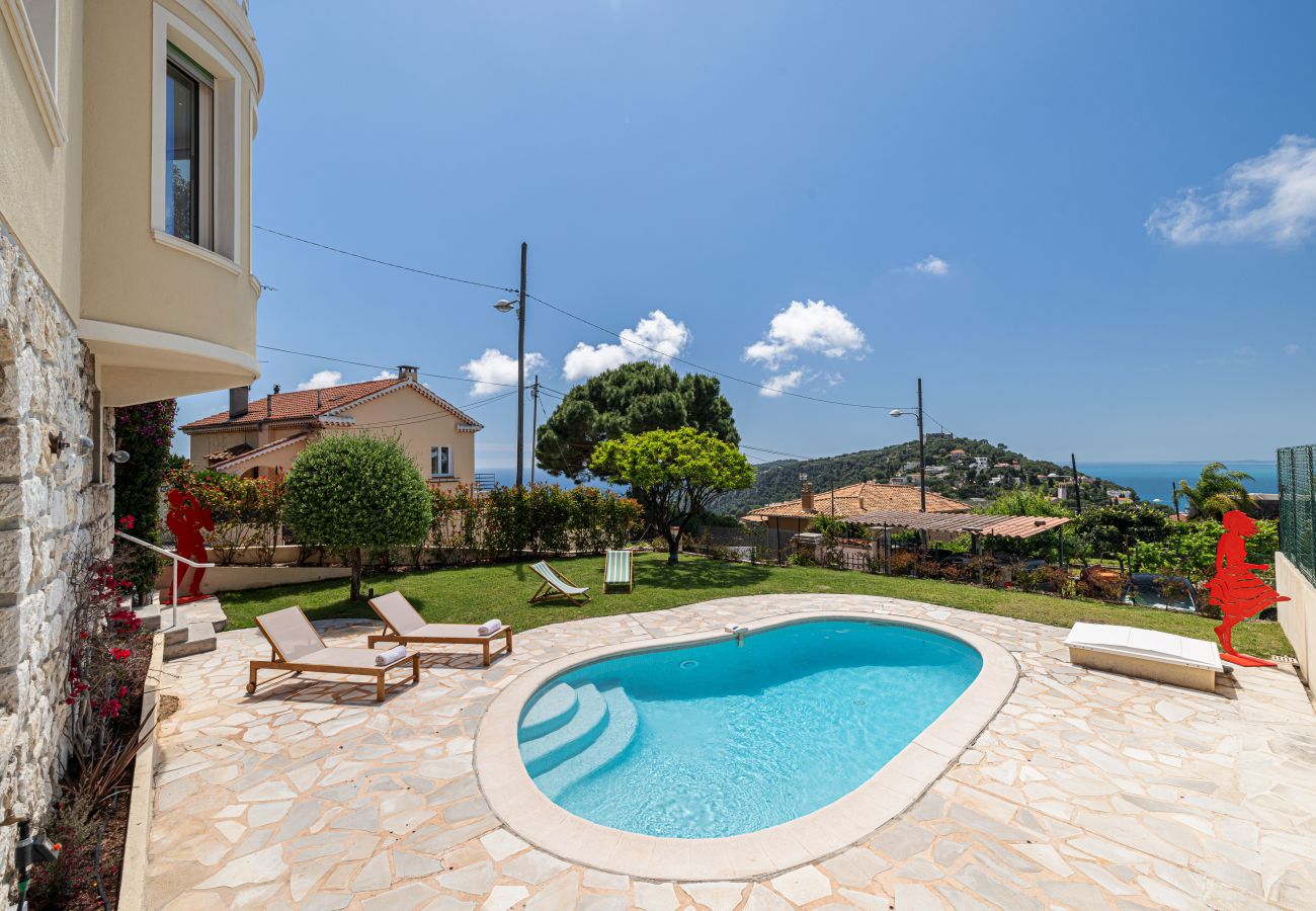 Piscine avec vue mer et transats