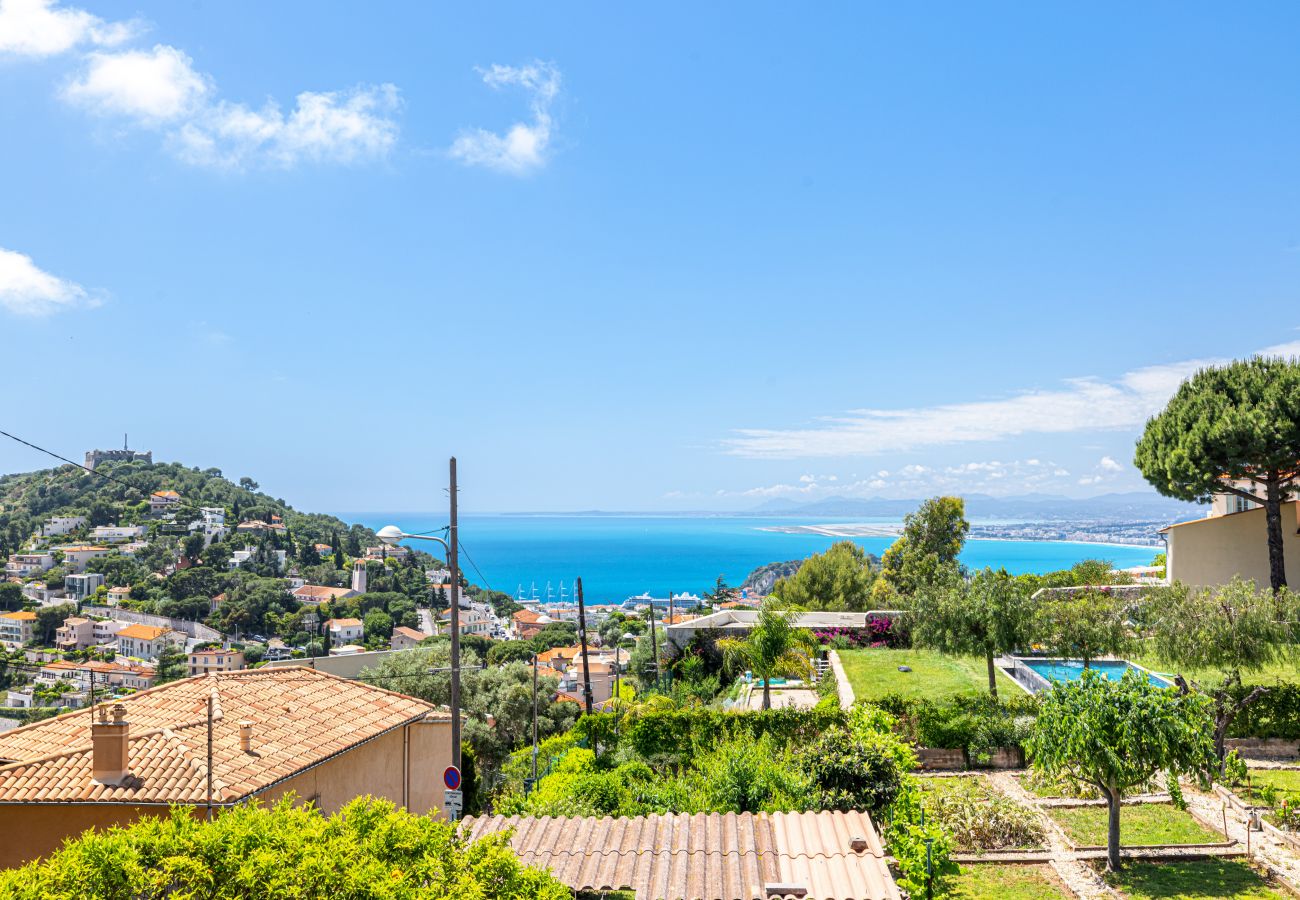 Piscine et jardin avec vue mer panoramique à la Villa Antheo à Nice