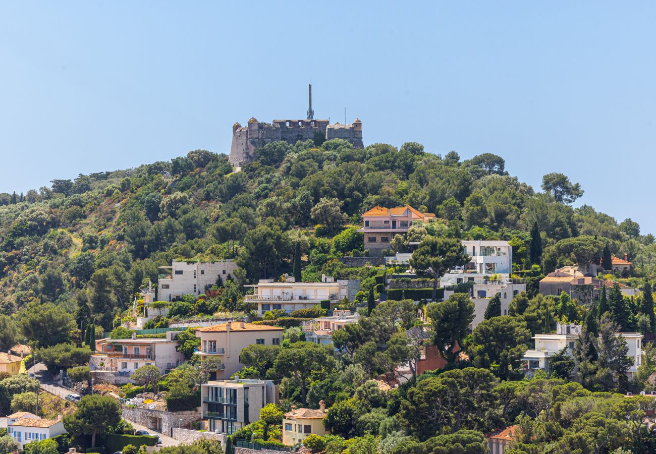 Vue sur les collines de Nice et les villas environnantes depuis la Villa Antheo