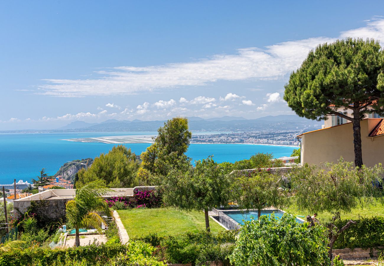 Vue panoramique sur la mer Méditerranée depuis la Villa Anthéo à Nice
