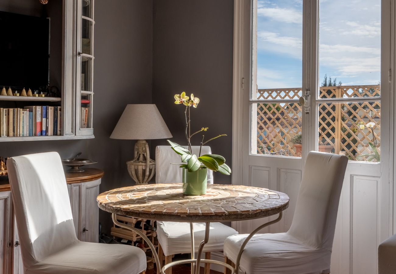 Appartement avec large espace de vie chaleureux 