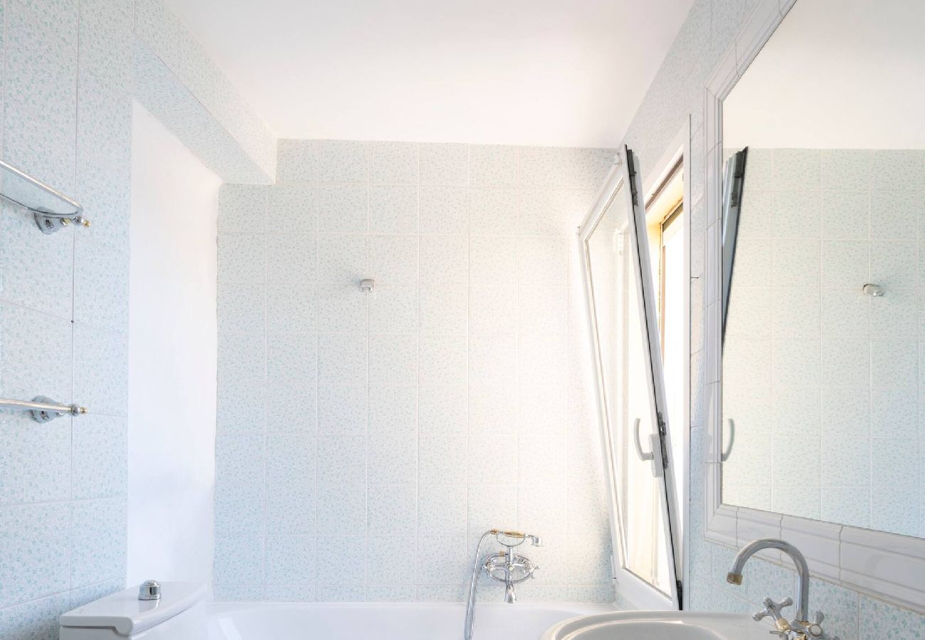 Bathroom including a bathtub, a sink and a toilet