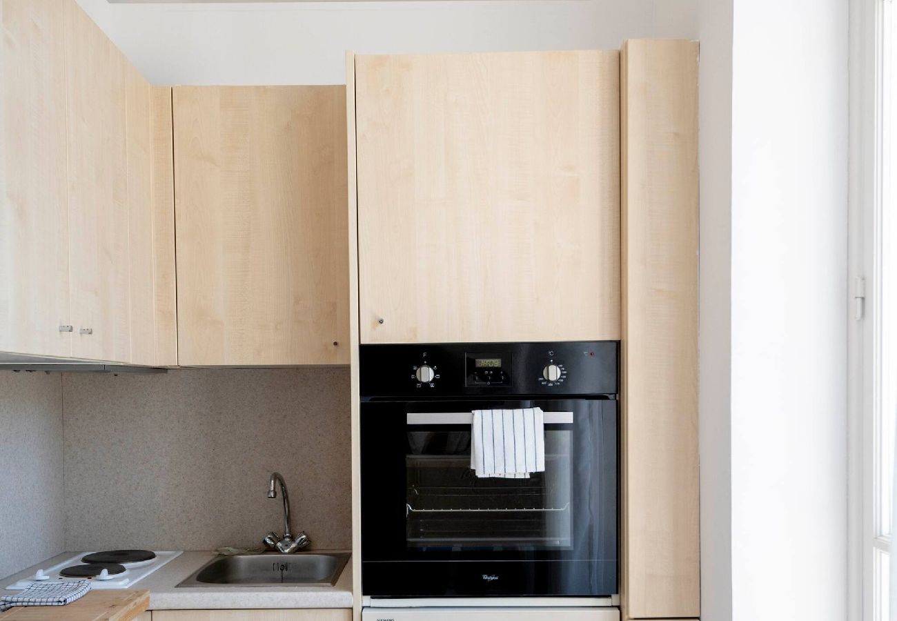 Fully equipped kitchenette