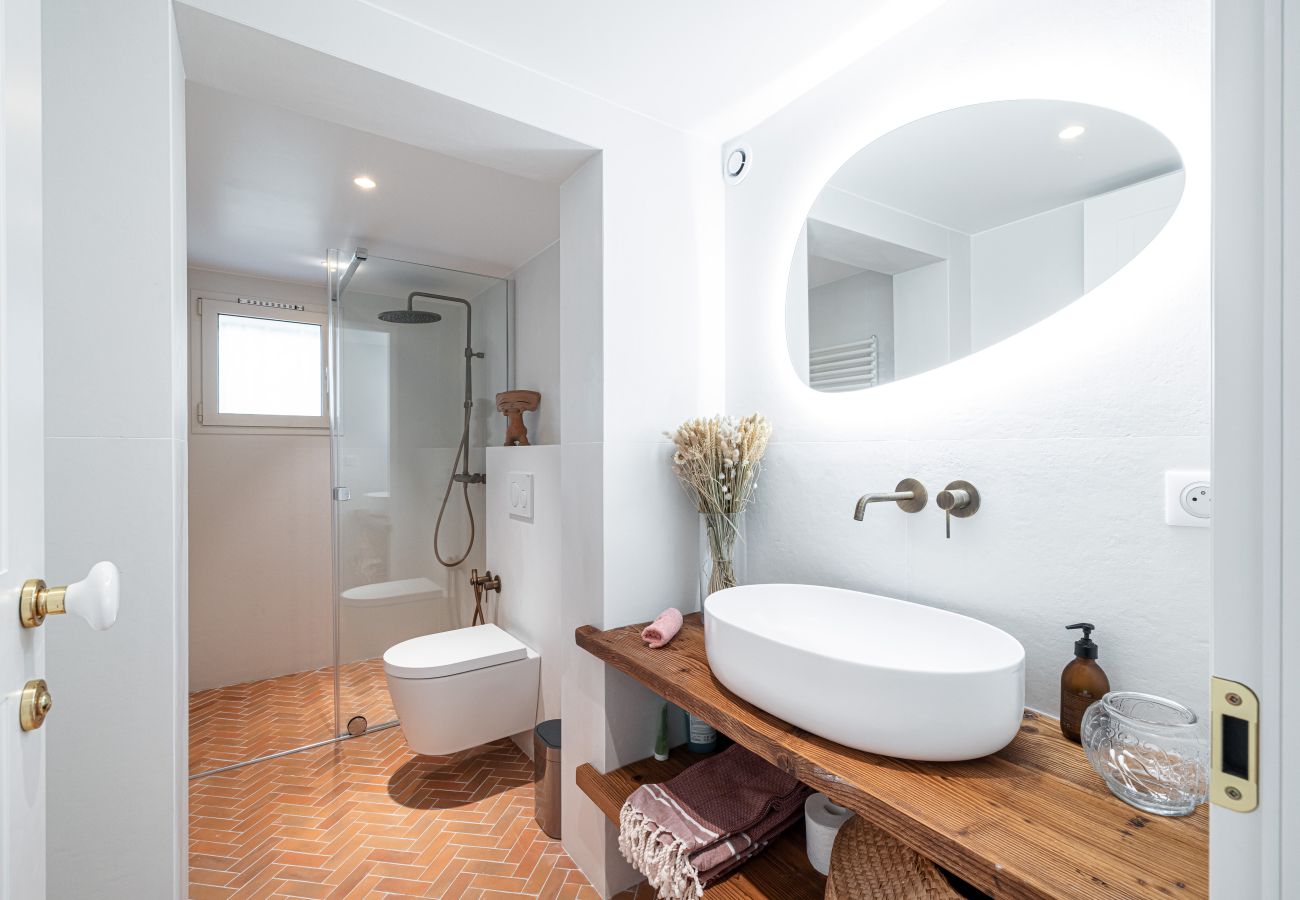  Large bathroom with shower & WC in villa Antheo