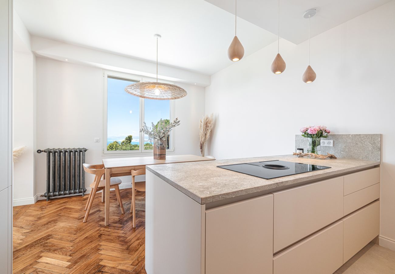  Large equipped kitchen opening onto the dining room