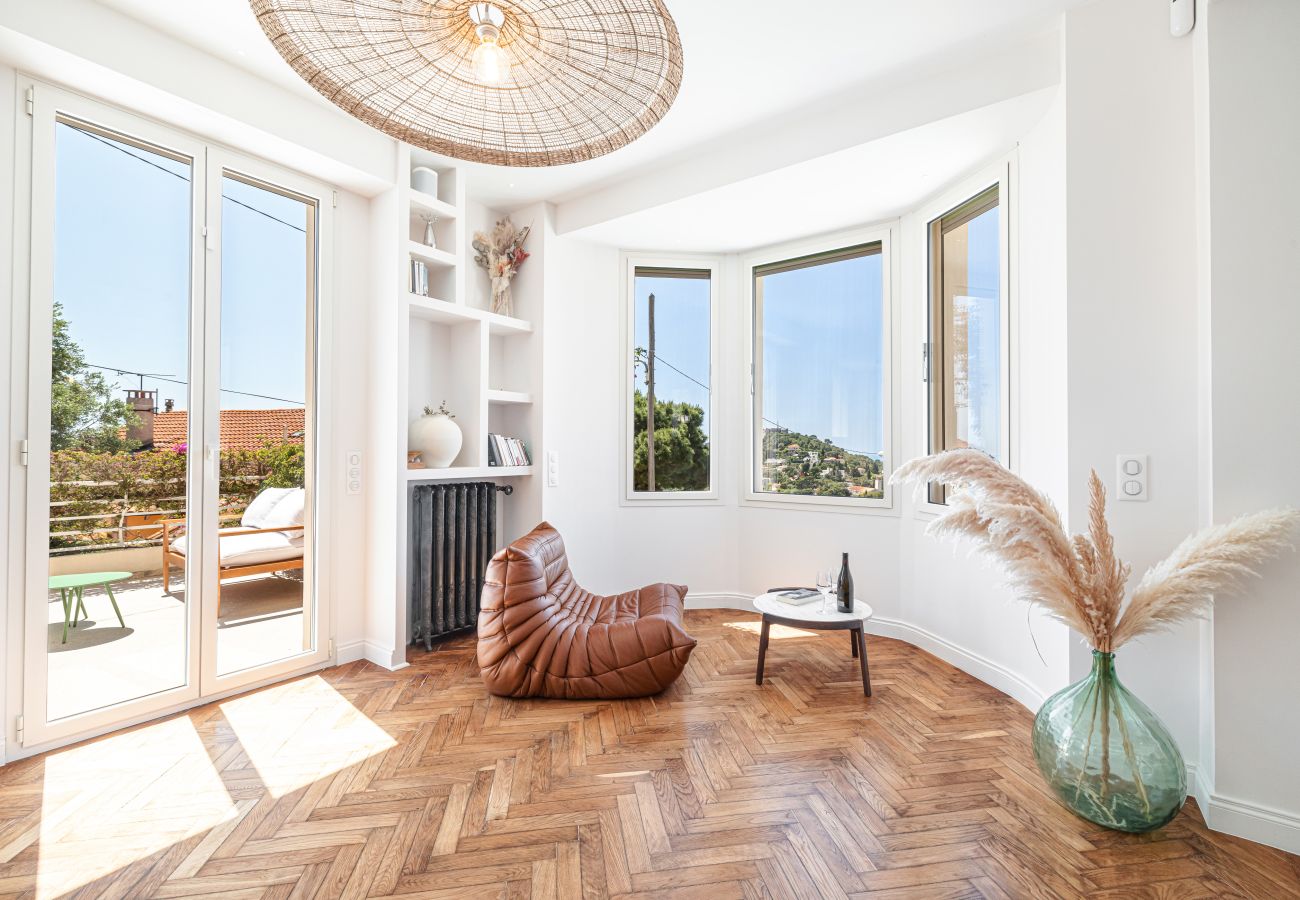  Large living room accompanied by designer furniture