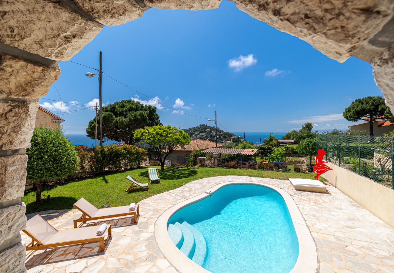 Large green garden with private swimming pool, deckchairs and deck chairs